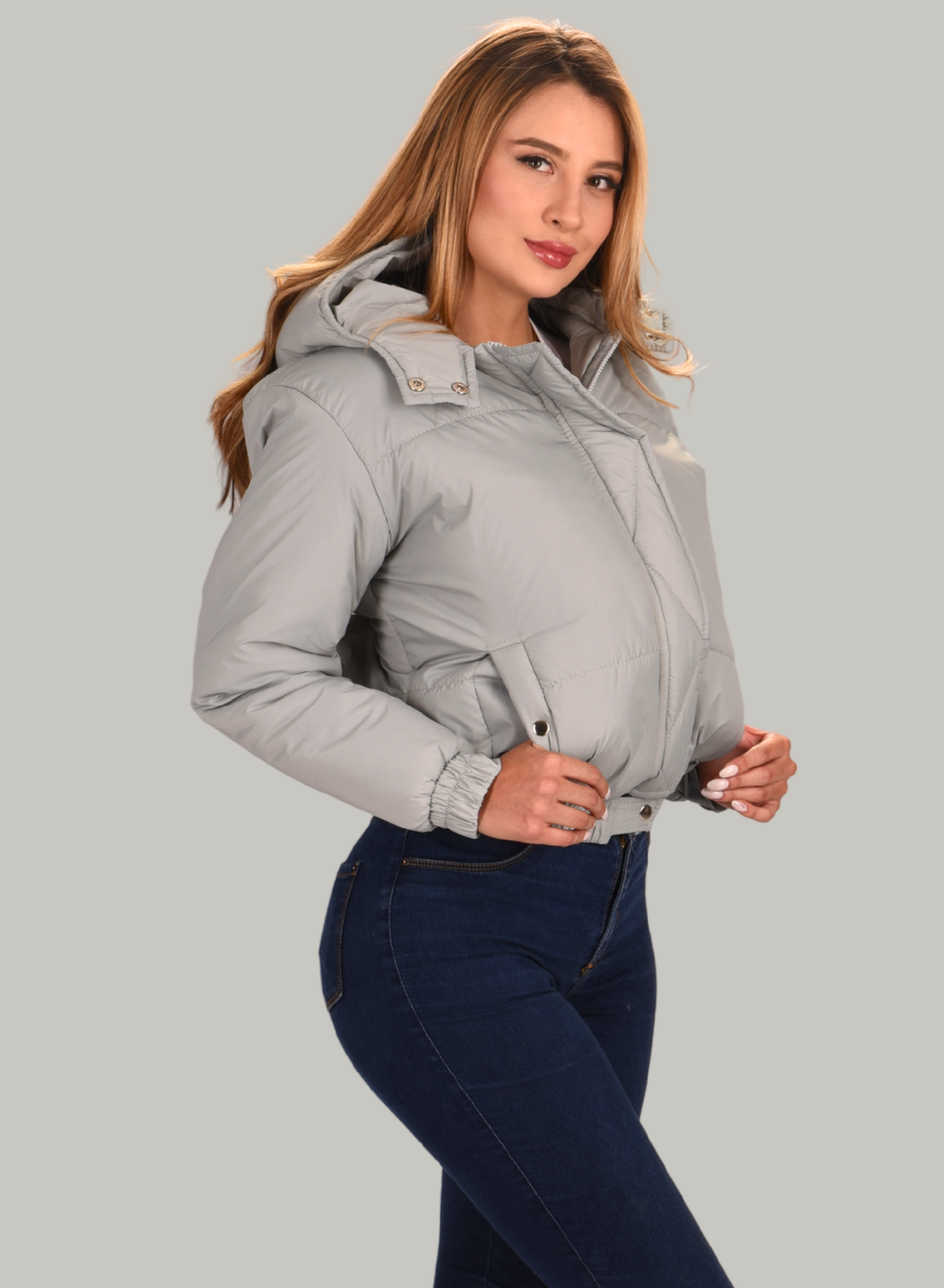 CHAQUETA CORTA SEMI OVERSIZE DE CAPOTA