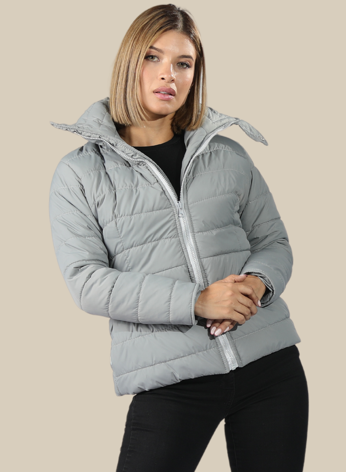 CHAQUETA CUELLO ALTO Y BOLSILLOS INVISIBLES CON CREMALLERA