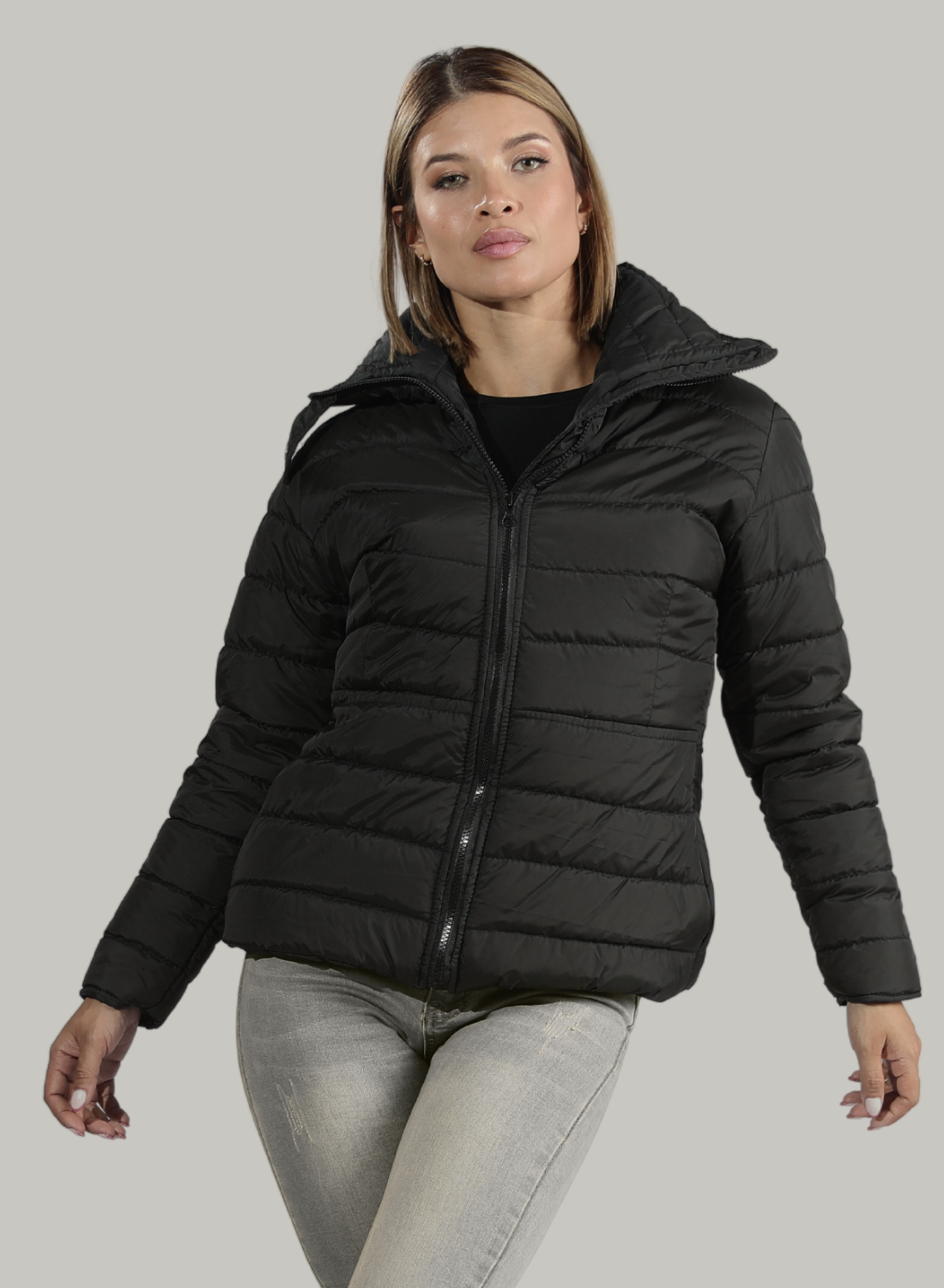 CHAQUETA CUELLO ALTO Y BOLSILLOS INVISIBLES CON CREMALLERA