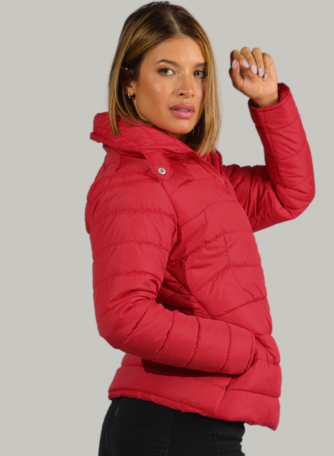 CHAQUETA CUELLO ALTO Y BOLSILLOS INVISIBLES CON CREMALLERA