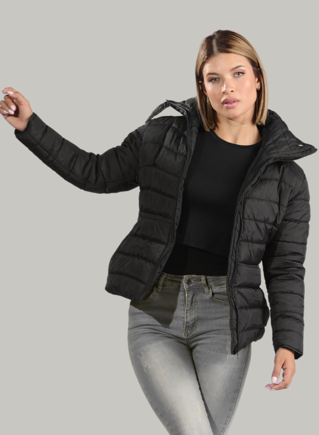 CHAQUETA CUELLO ALTO Y BOLSILLOS INVISIBLES CON CREMALLERA