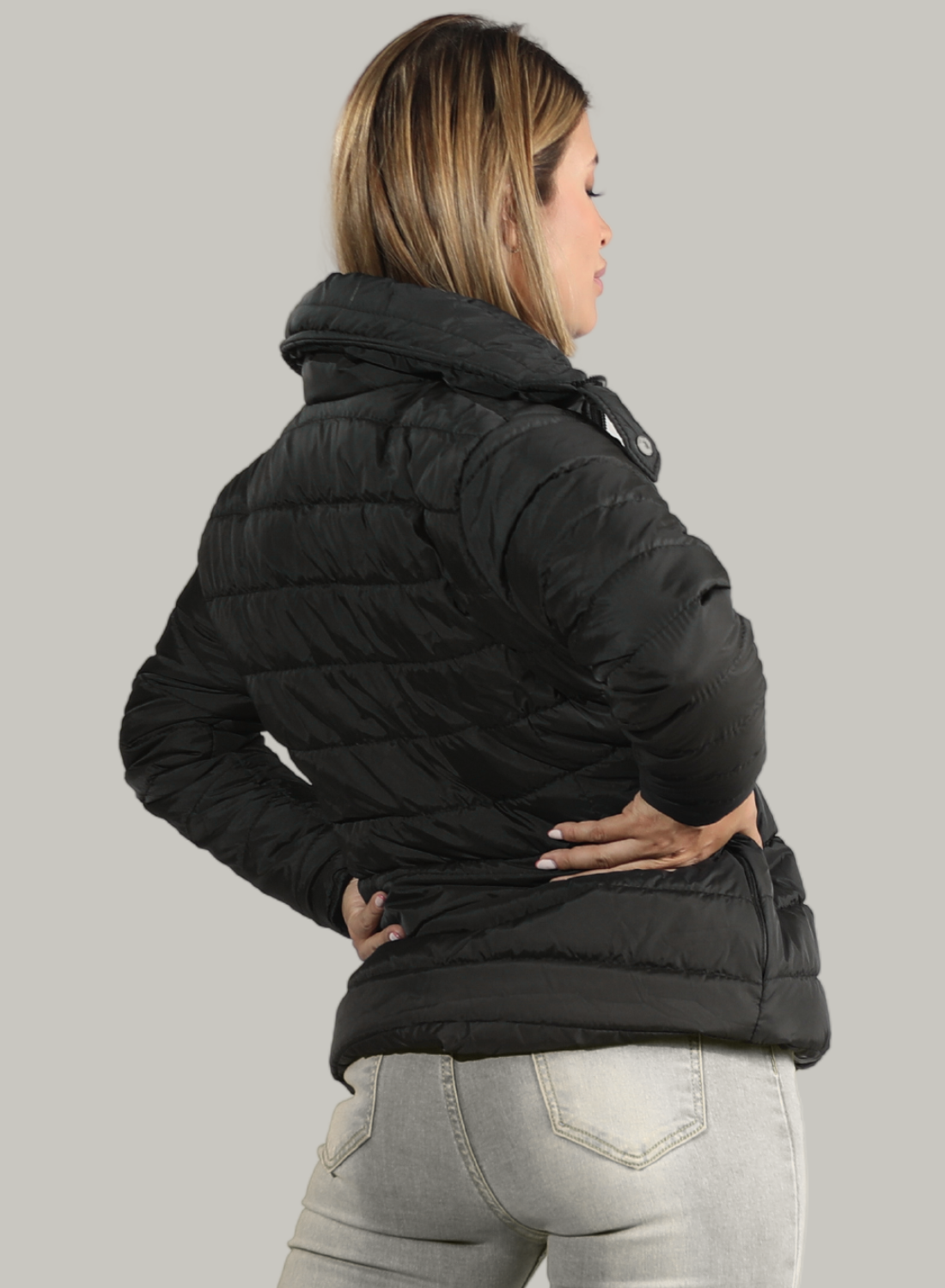 CHAQUETA CUELLO ALTO Y BOLSILLOS INVISIBLES CON CREMALLERA