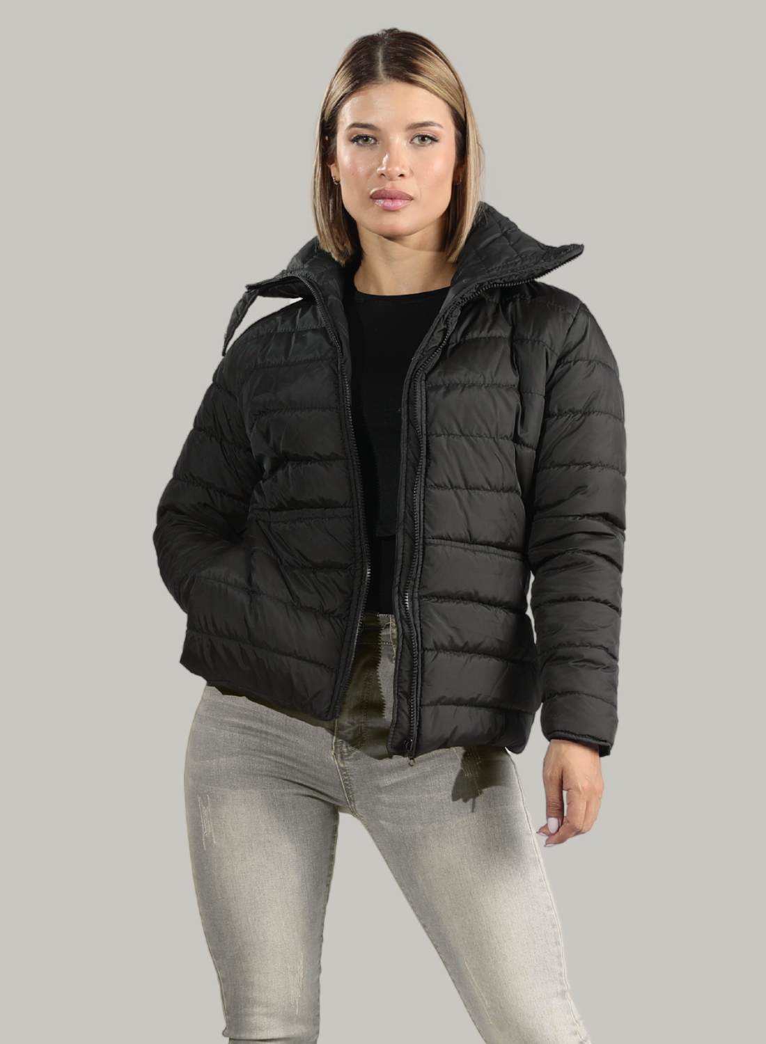 CHAQUETA CUELLO ALTO Y BOLSILLOS INVISIBLES CON CREMALLERA