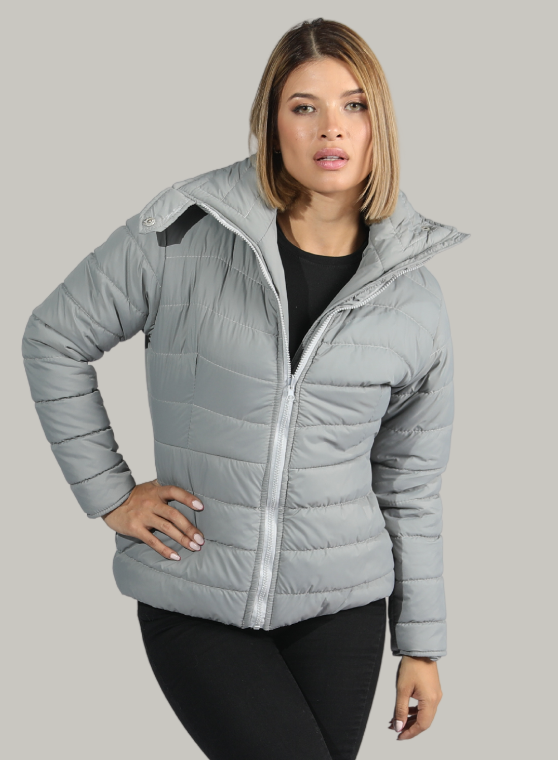CHAQUETA CUELLO ALTO Y BOLSILLOS INVISIBLES CON CREMALLERA