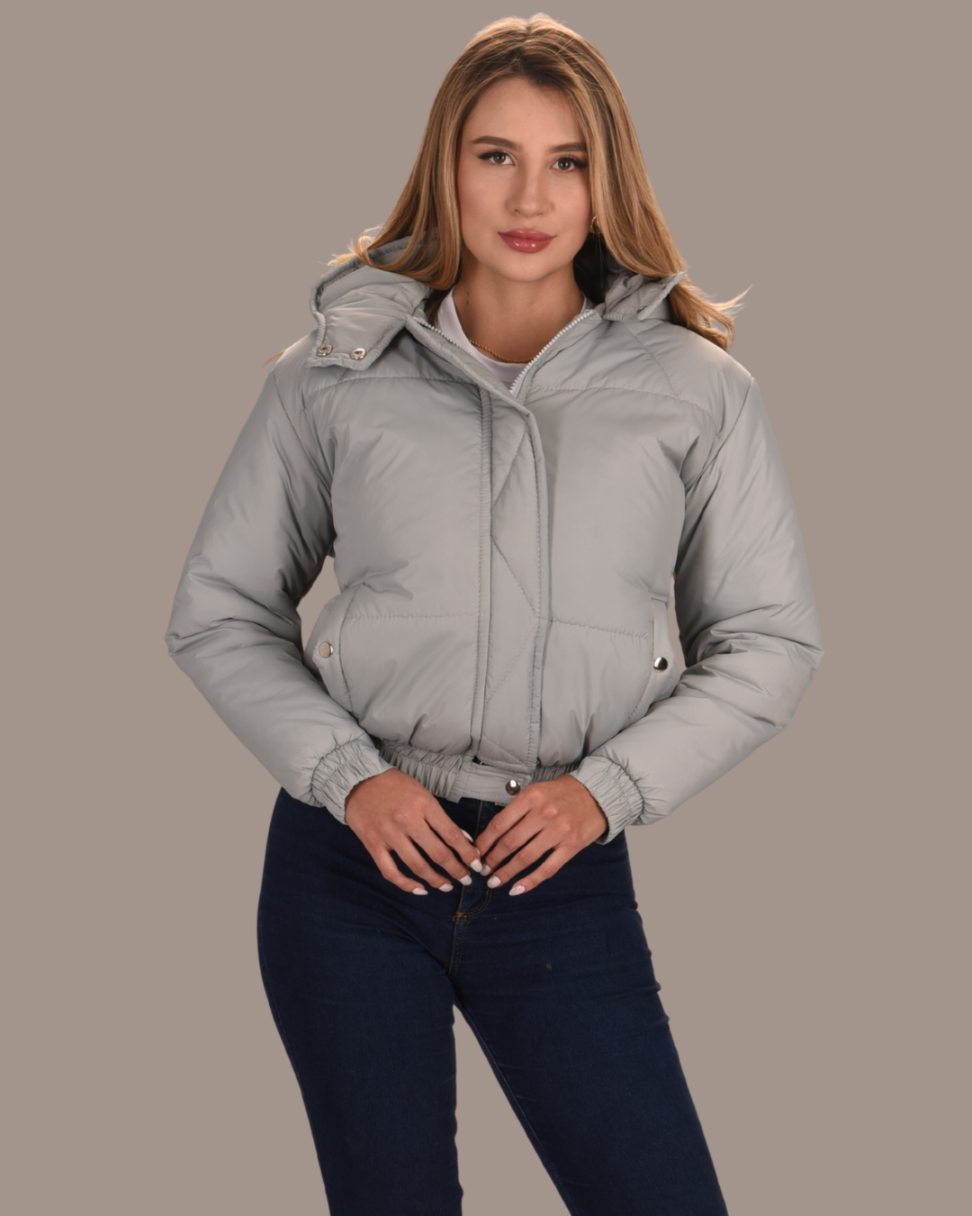 CHAQUETA CORTA SEMI OVERSIZE DE CAPOTA