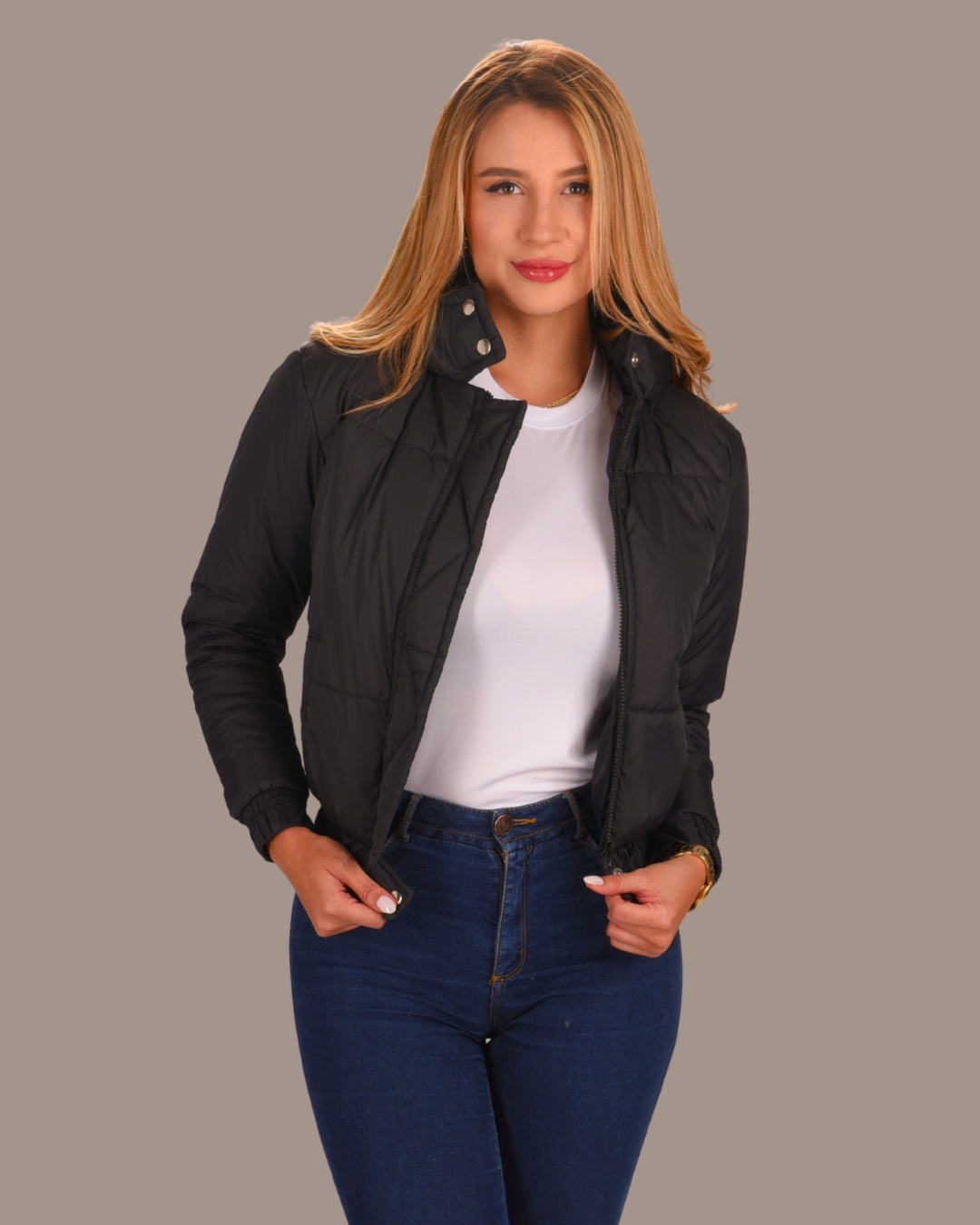 CHAQUETA CORTA SEMI OVERSIZE DE CAPOTA