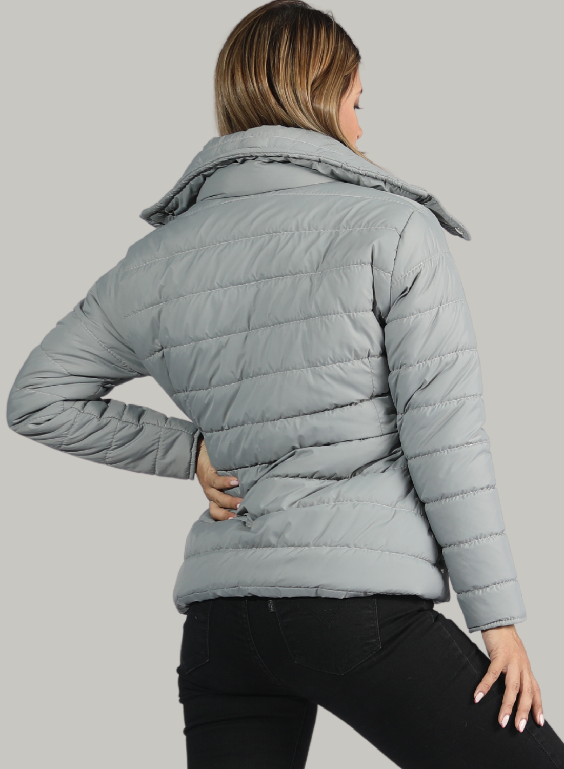 CHAQUETA CUELLO ALTO Y BOLSILLOS INVISIBLES CON CREMALLERA