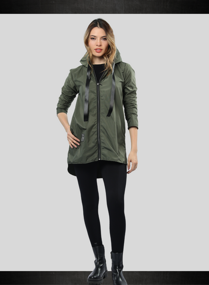 CAPA IMPERMEABLE TIPO GABAN CON CREMALLERA Y BOLSILLOS