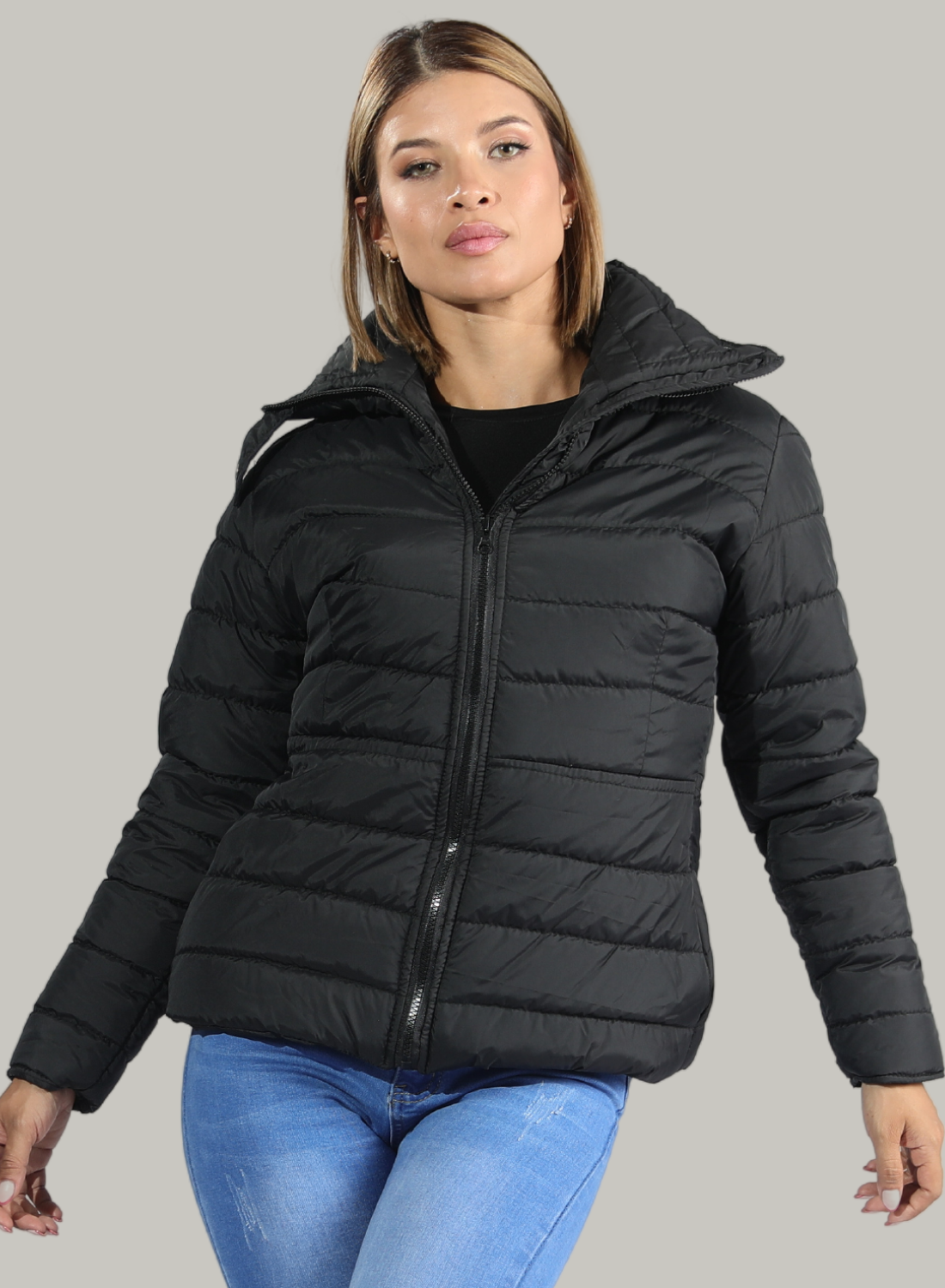 CHAQUETA CUELLO ALTO Y BOLSILLOS INVISIBLES CON CREMALLERA