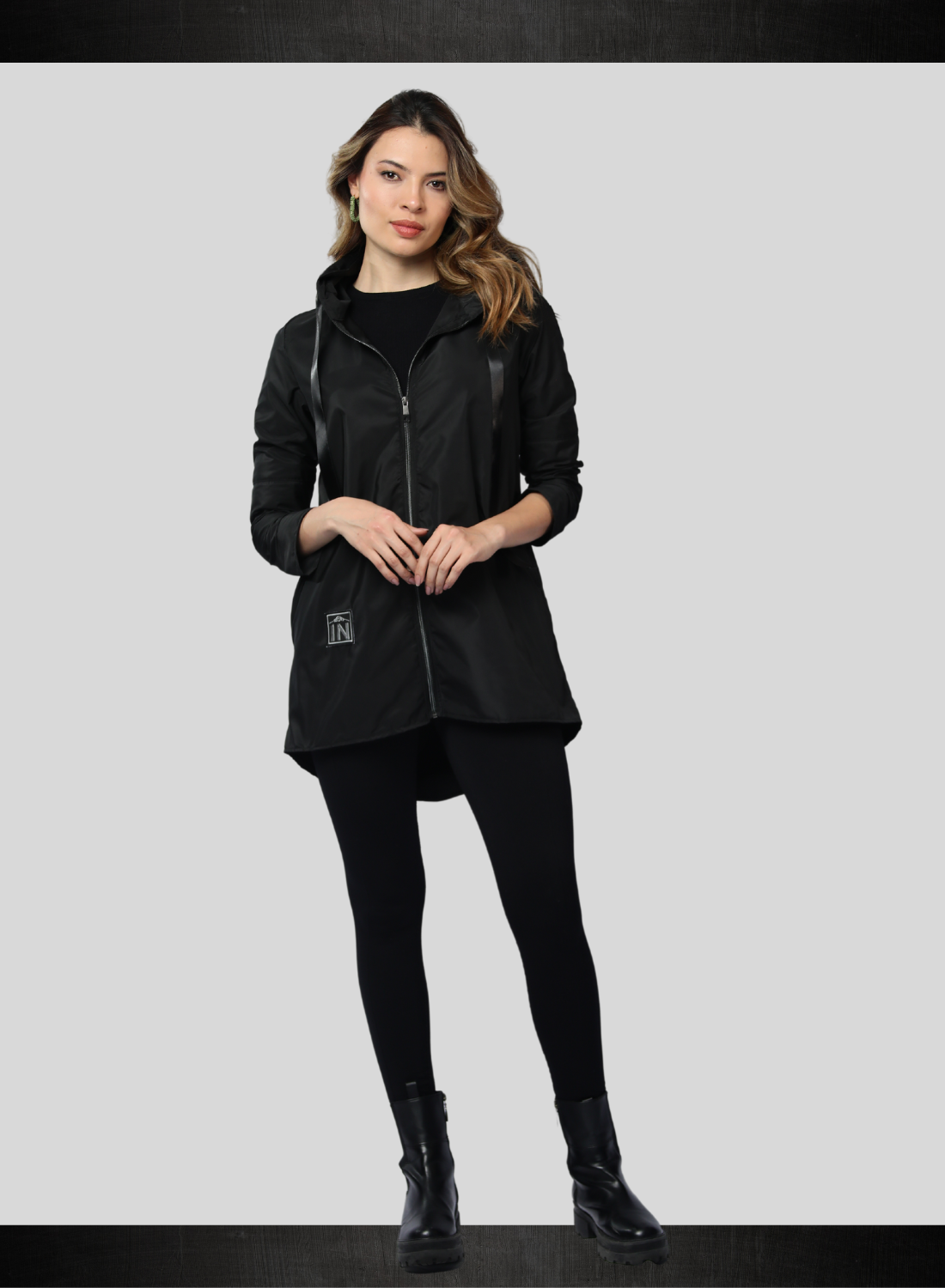 CAPA IMPERMEABLE TIPO GABAN CON CREMALLERA Y BOLSILLOS