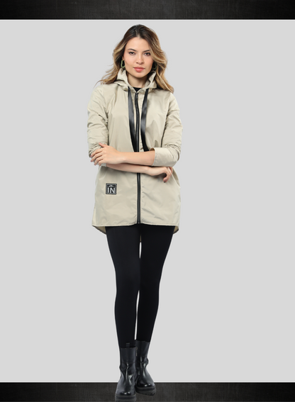 CAPA IMPERMEABLE TIPO GABAN CON CREMALLERA Y BOLSILLOS