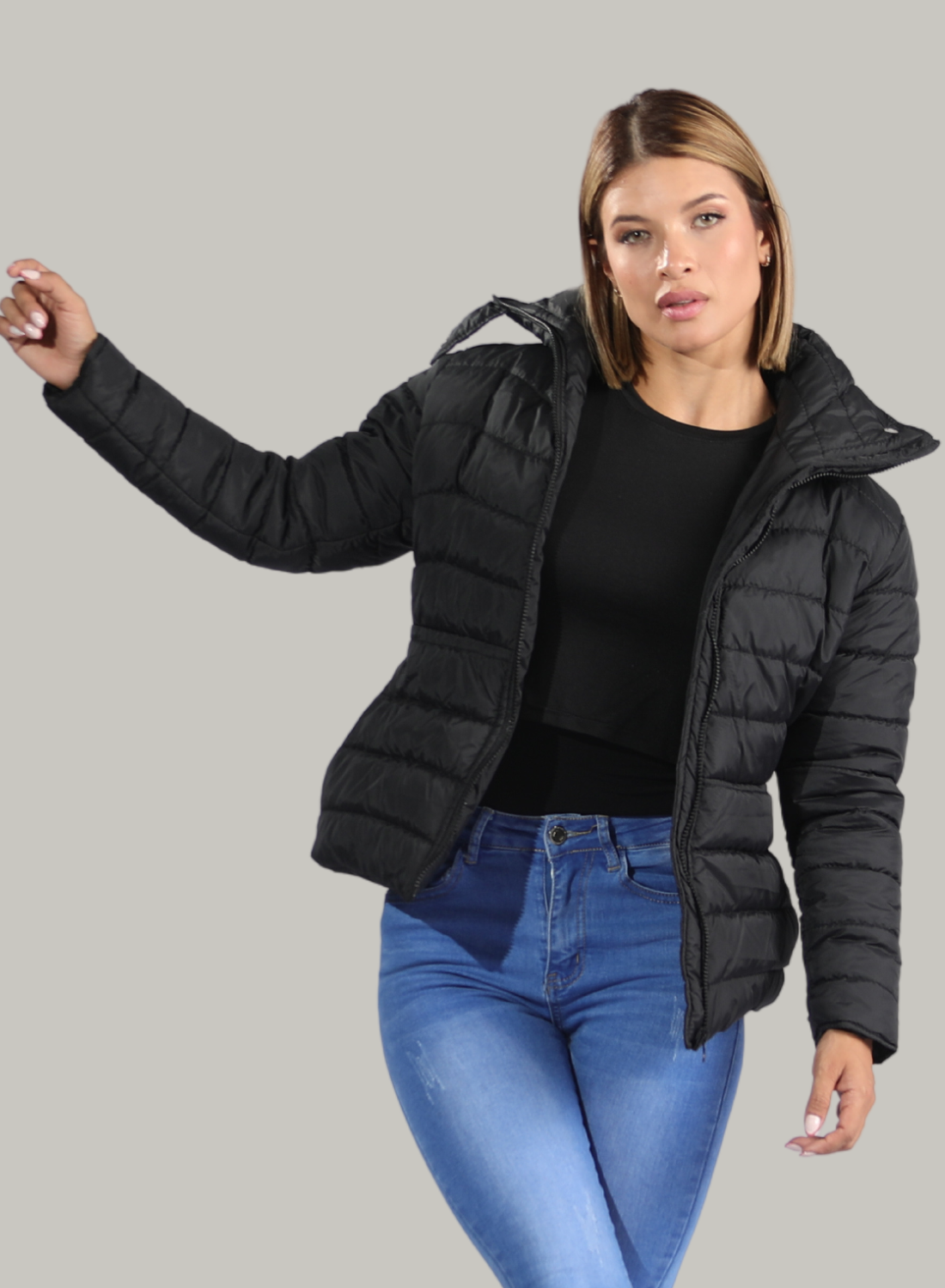 CHAQUETA CUELLO ALTO Y BOLSILLOS INVISIBLES CON CREMALLERA