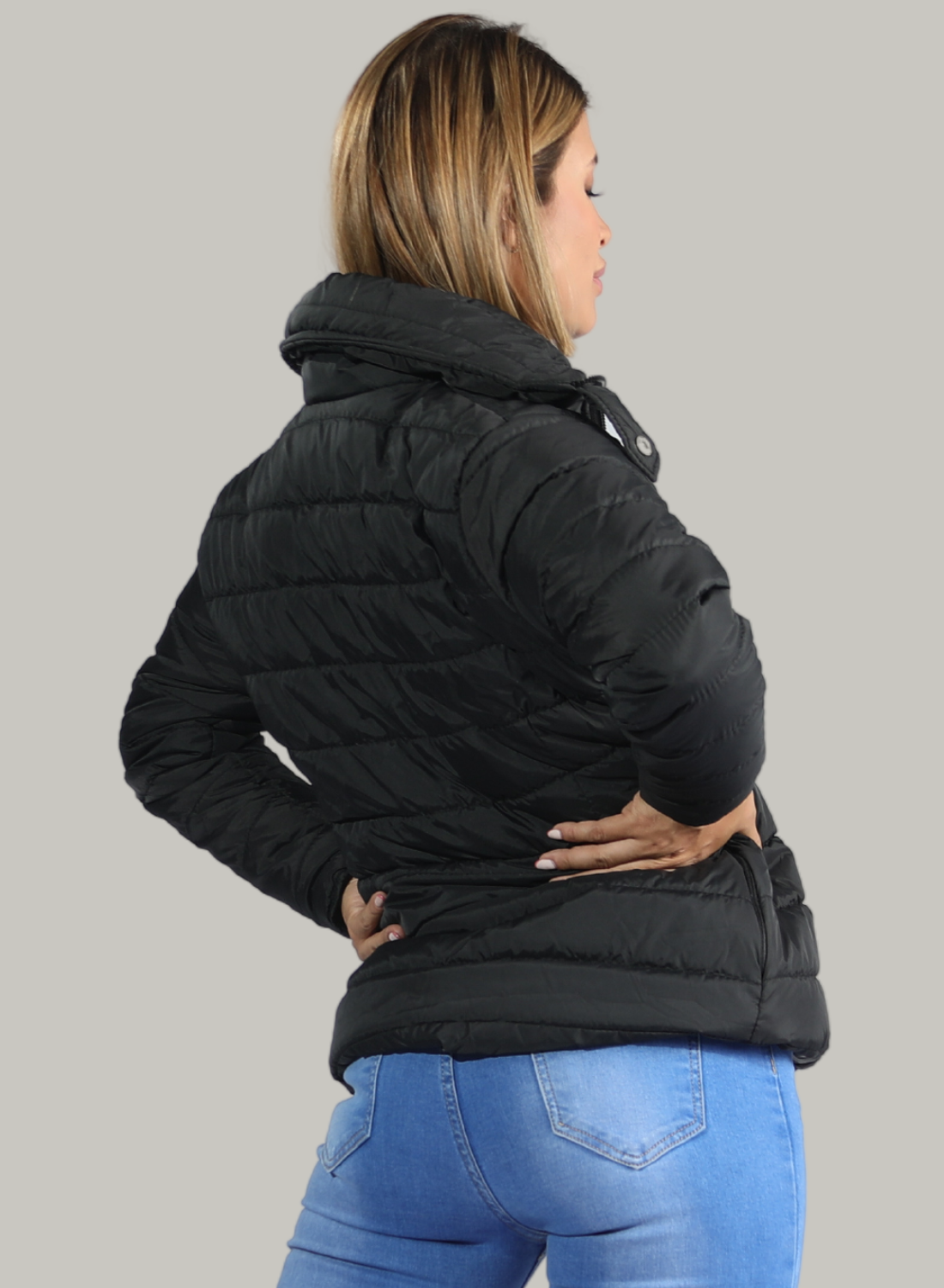 CHAQUETA CUELLO ALTO Y BOLSILLOS INVISIBLES CON CREMALLERA