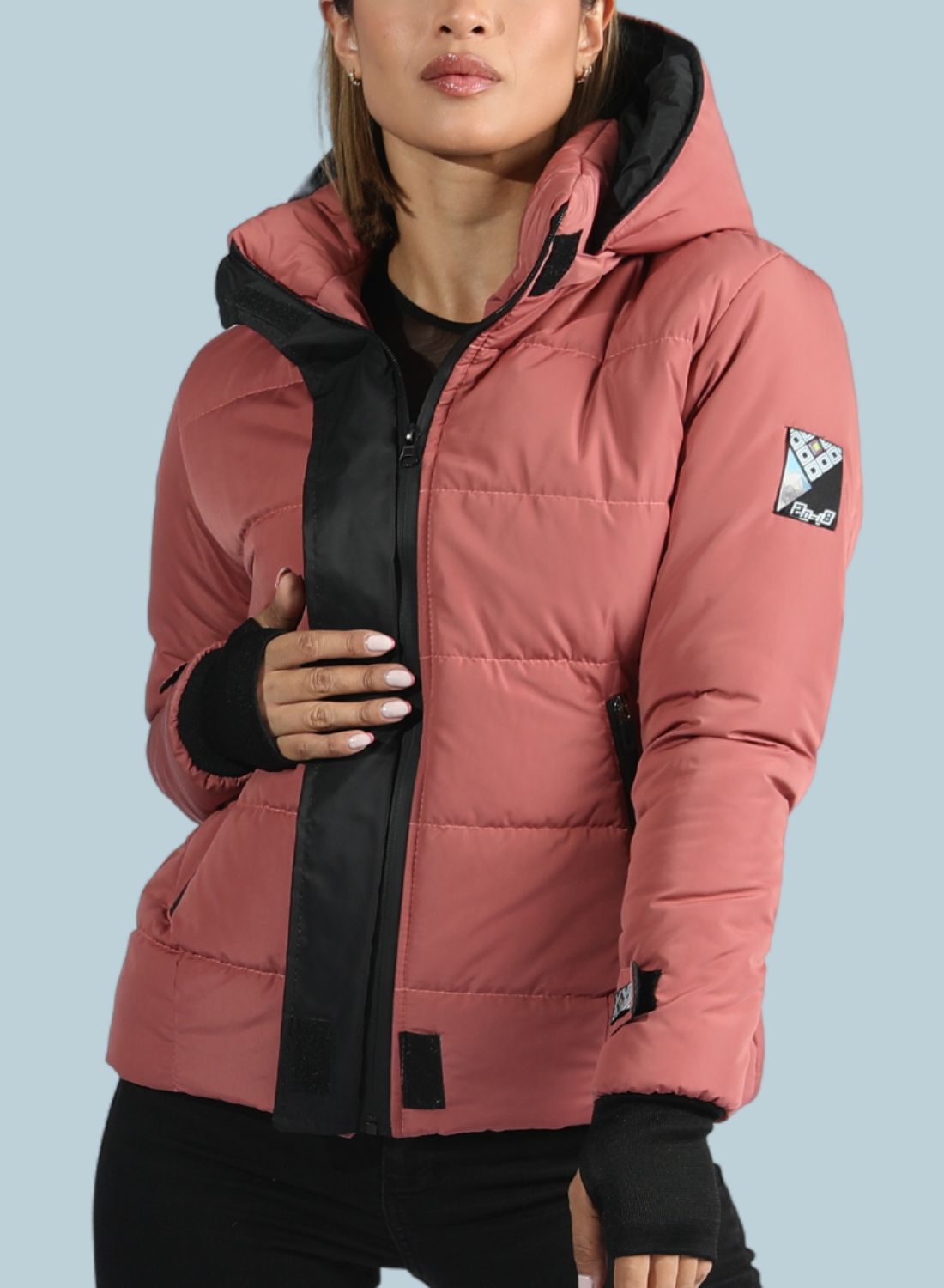 CHAQUETA CON GUANTES AJUSTABLES Y CAPOTA REMOVIBLE