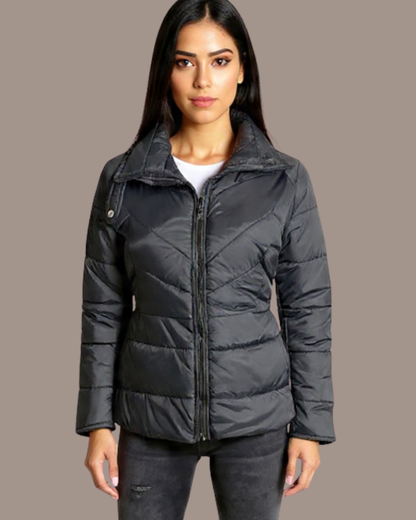 CHAQUETA CUELLO ALTO Y BOLSILLOS INVISIBLES CON CREMALLERA