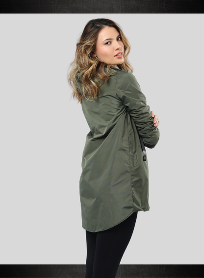 CAPA IMPERMEABLE TIPO GABAN CON CREMALLERA Y BOLSILLOS