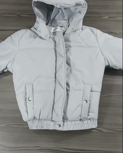 CHAQUETA CORTA SEMI OVERSIZE DE CAPOTA