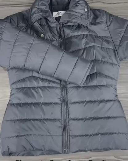 CHAQUETA CUELLO ALTO Y BOLSILLOS INVISIBLES CON CREMALLERA