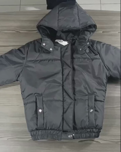 CHAQUETA CORTA SEMI OVERSIZE DE CAPOTA